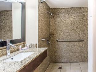 Hotel Days By Wyndham Airport Cruise Port
