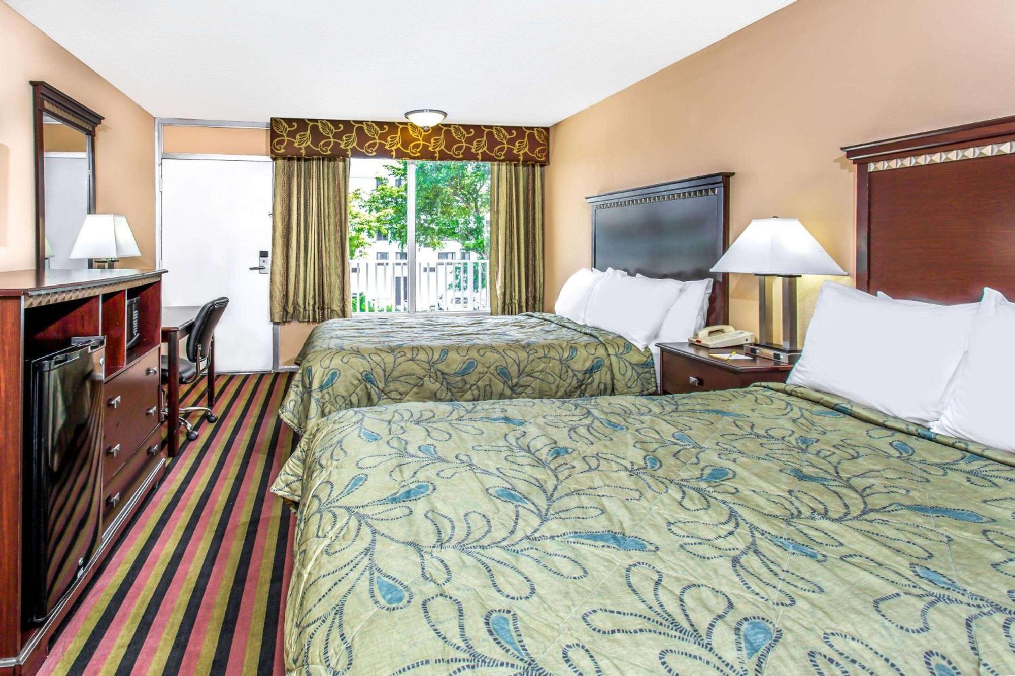 Days By Wyndham Airport Cruise Port Hotel