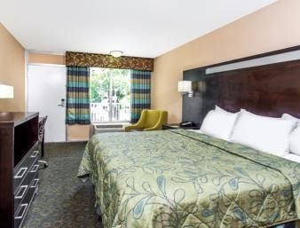 Days By Wyndham Airport Cruise Port Hotel